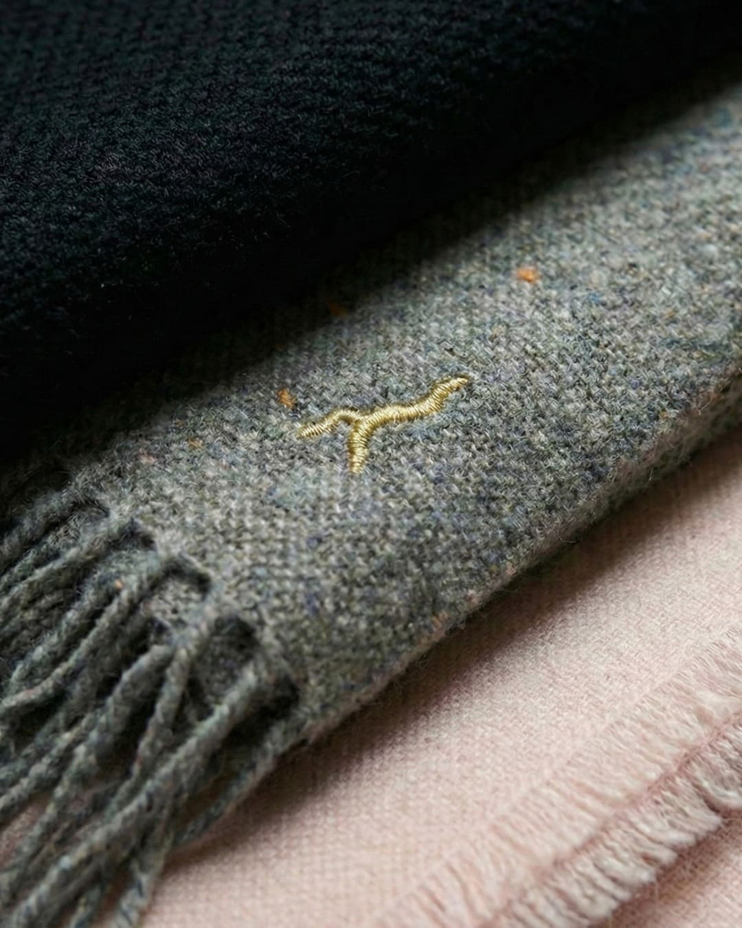SILKinCOM Schals aus Kaschmir und Wolle mit goldenem Comer-See-Logo — Stoffdetail