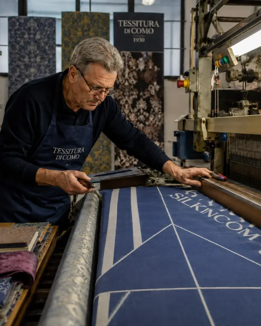 Paolo, maestro tessitore SILKinCOM, al telaio jacquard con un foulard di seta