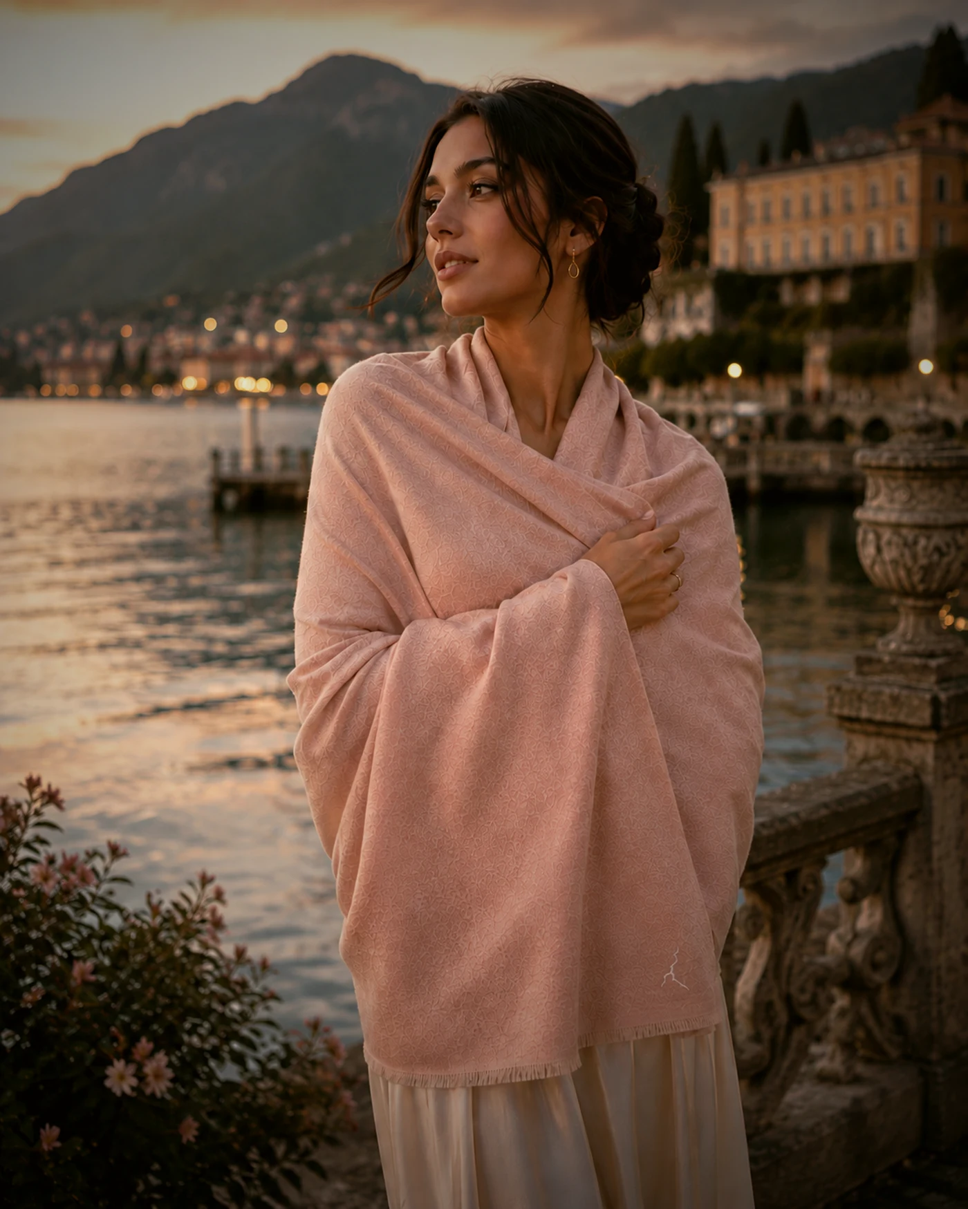Pashmina in cashmere: le prime sere fresche di settembre sul Lago di Como